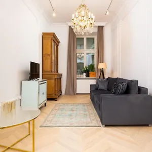 Apartament Lux Kamienica Noakowskiego 16 By Renters, Warszawa
